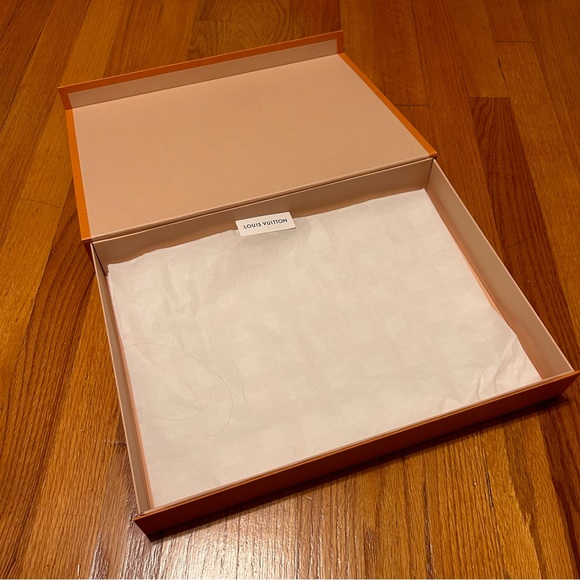Louis Vuitton Gift Box Magnetic Closure - Picture 4 of 8